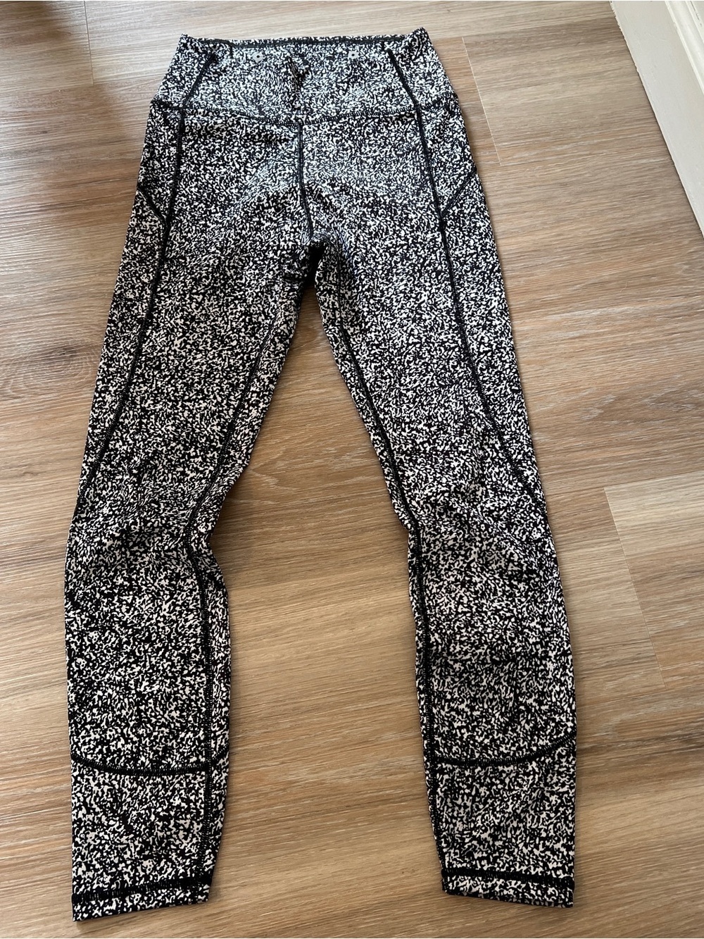 Lululemon Crop Leggings 24” Size 2 Black White Abstract Print Yoga Run